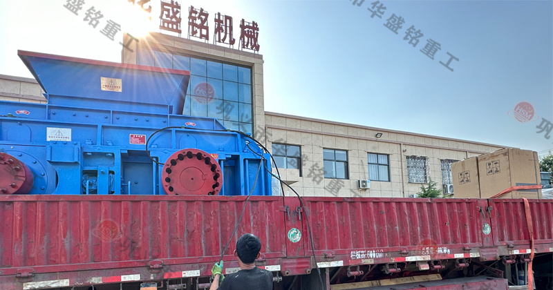 鐵礦石液壓對(duì)輥破碎機(jī)的維護(hù)成本如何？工作原理是什么？