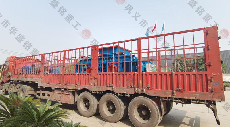 1212型液壓對(duì)輥破碎機(jī)發(fā)往湖南發(fā)貨現(xiàn)場